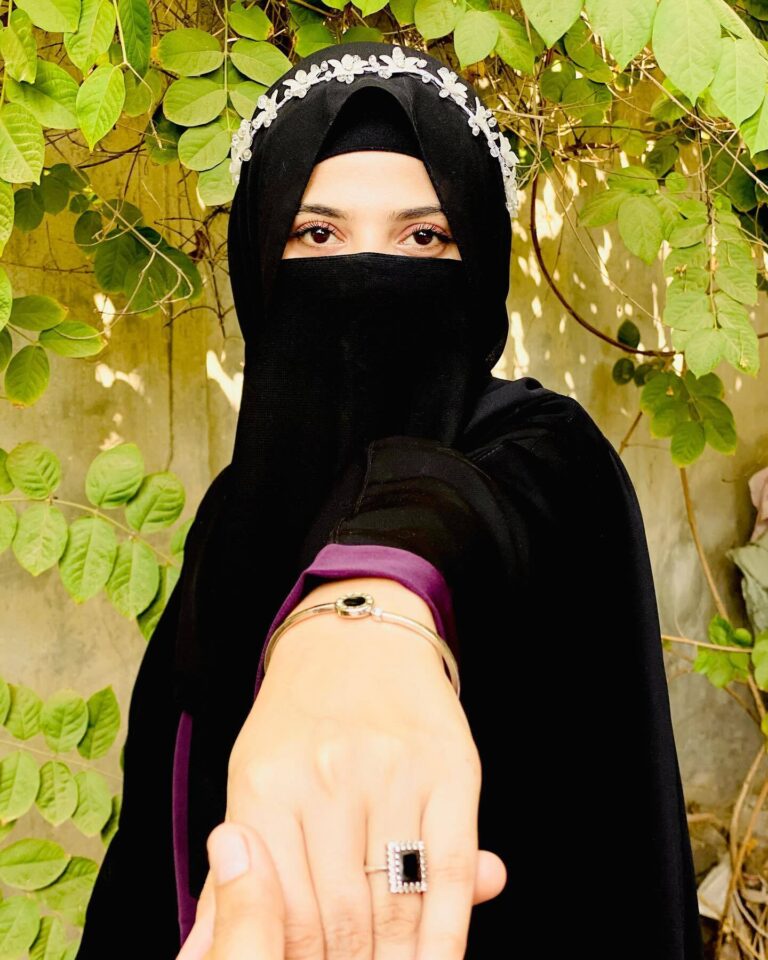 Elegant Black Abaya Style